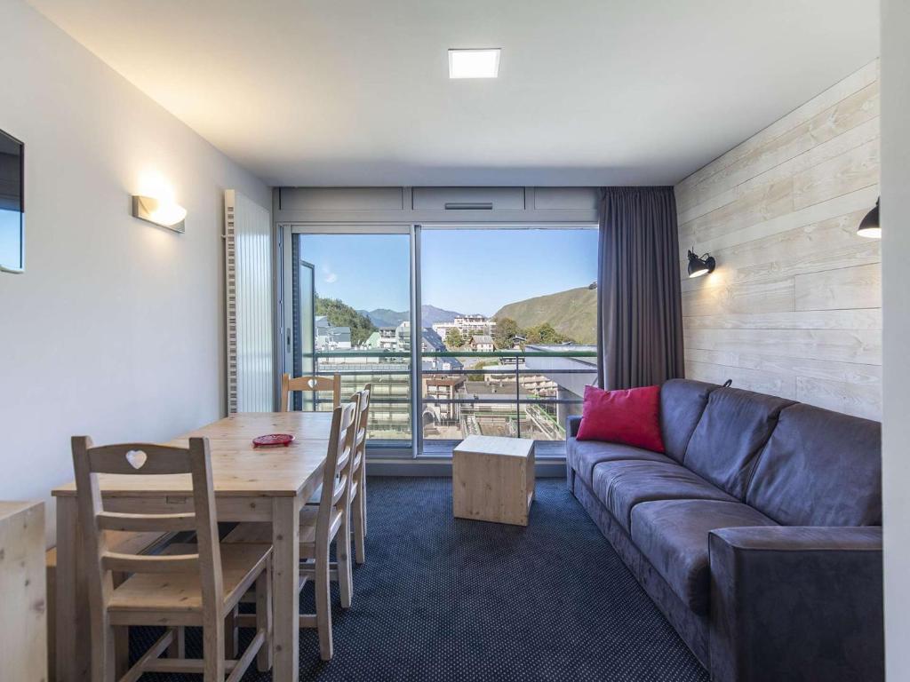 un salon avec un canapé et une table dans l'établissement Studio rénové 6 pers, pied des pistes, terrasses, kitchenette équipée - FR-1-400-121, à Eaux-Bonnes