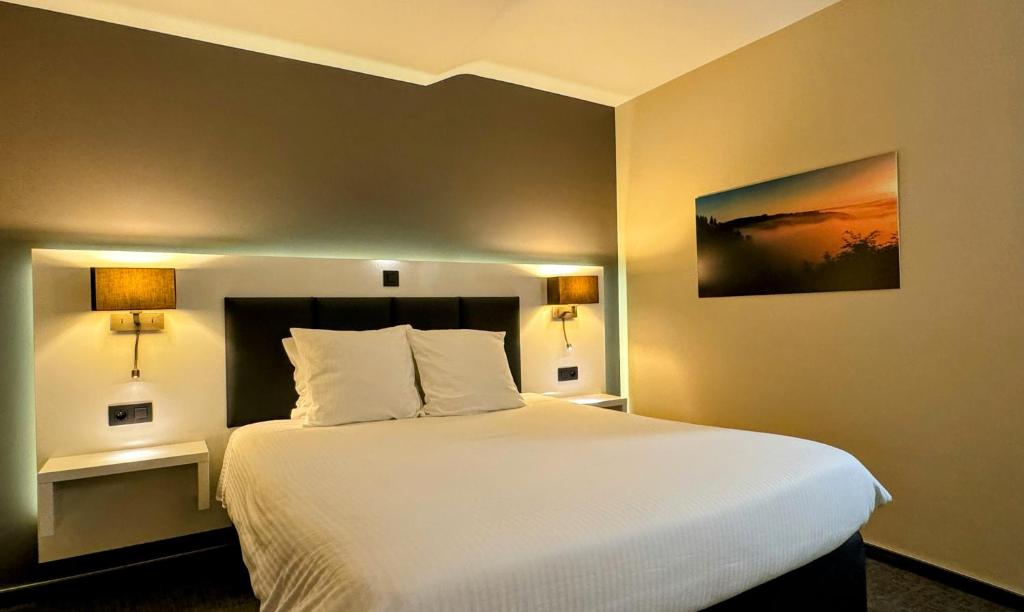 Postel nebo postele na pokoji v ubytování Hôtel L'Amandier