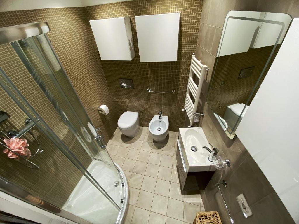ein Bad mit einem WC und einem Waschbecken in der Unterkunft La Casa della Torre in Pisa