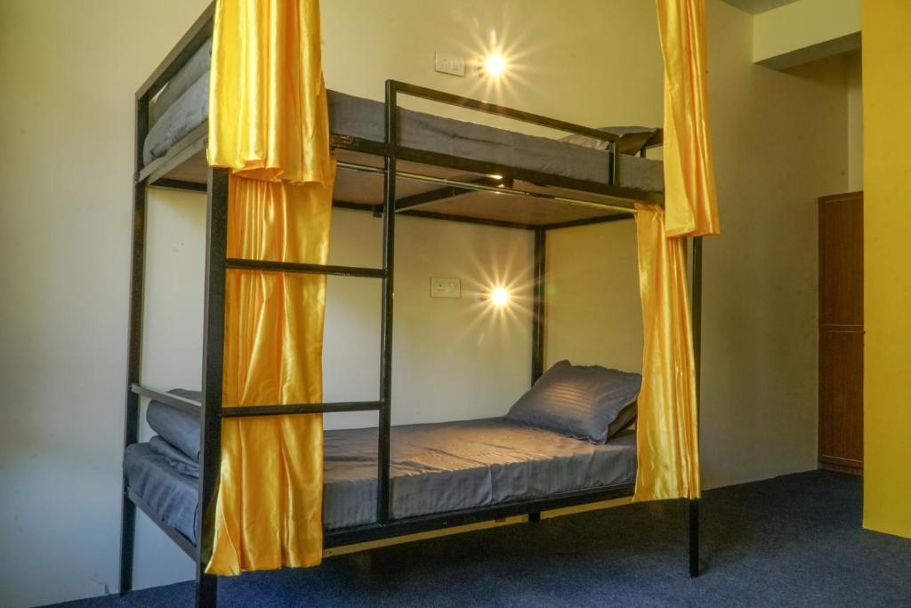 Postel nebo postele na pokoji v ubytování Firefly Hostel