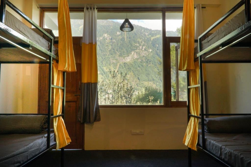 Nespecifikovaný výhled na hory nebo výhled na hory při pohledu z hostelu