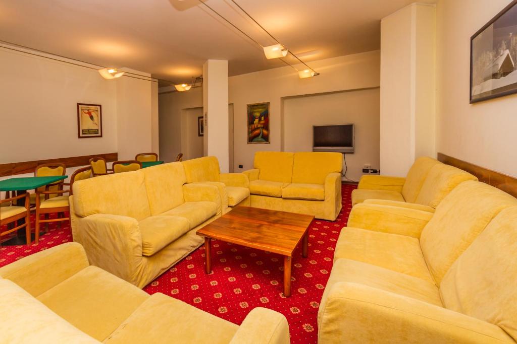 TV a/nebo společenská místnost v ubytování Hotel Relais Des Alpes