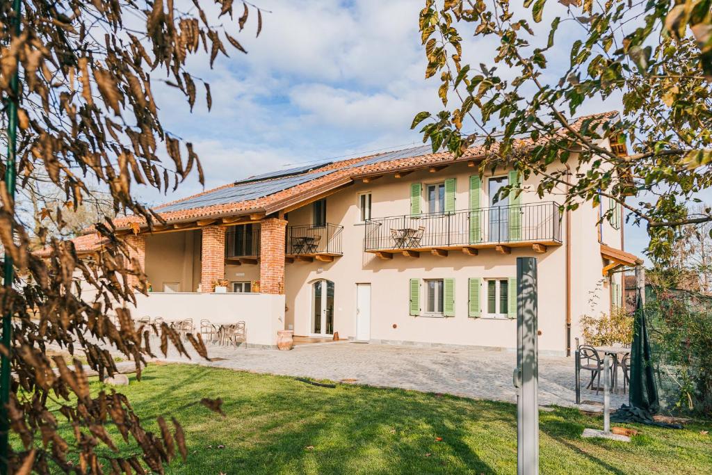 una vista exterior de una casa con patio en La Tenuta di Santo Stefano Agri Resort & Spa en Fossano