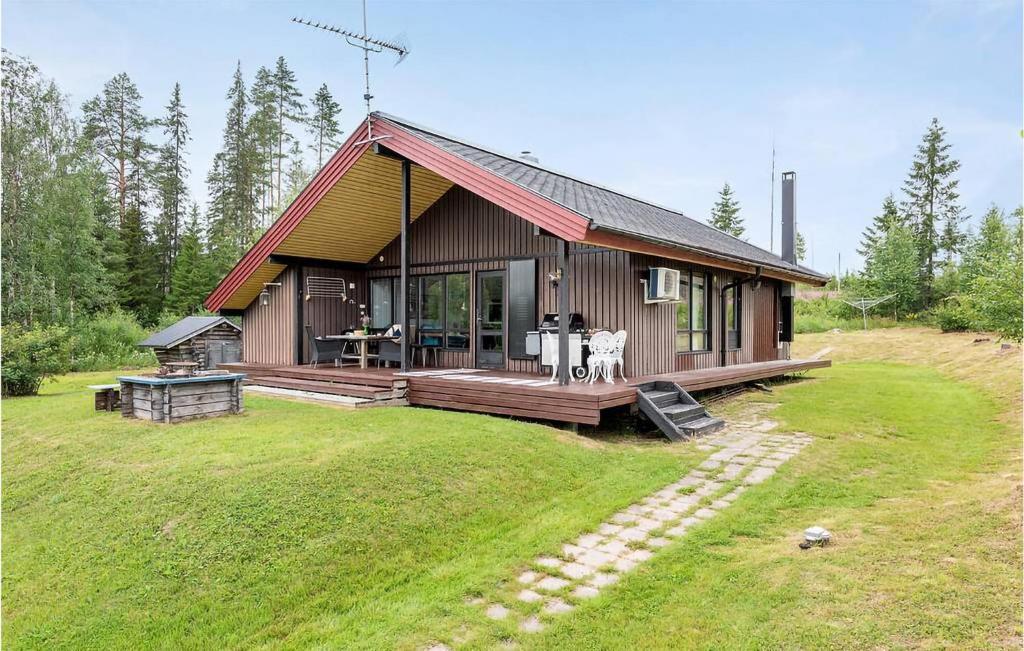 une petite maison avec un chien debout sur une terrasse dans l'établissement Cozy Home In Sikns With House Sea View, 