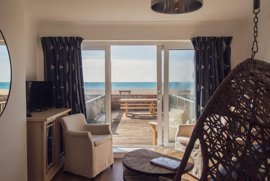 un salon avec vue sur l'océan dans l'établissement The Beach Box By Air Premier, à Seaford