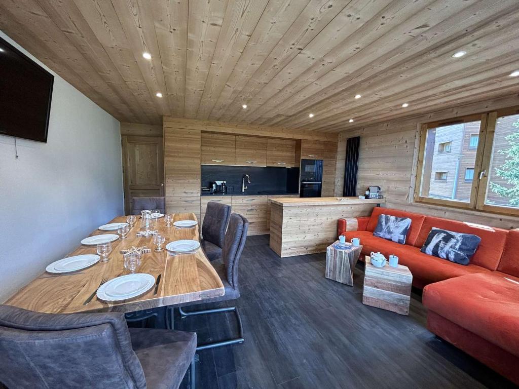 Photo de la galerie de l'établissement Appartement cosy 8 pers à Méribel, face télésiège, balcon Sud-Ouest, proche commerces et navette - FR-1-180-173, à Méribel