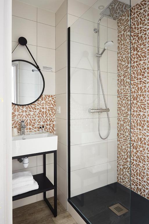 a bathroom with a shower and a sink at The Originals City, Hôtel Les Océanes, Lorient in Lorient