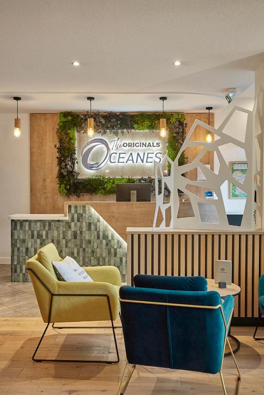 a lobby with two chairs and a sign that reads welcome to cleaners at The Originals City, Hôtel Les Océanes, Lorient in Lorient