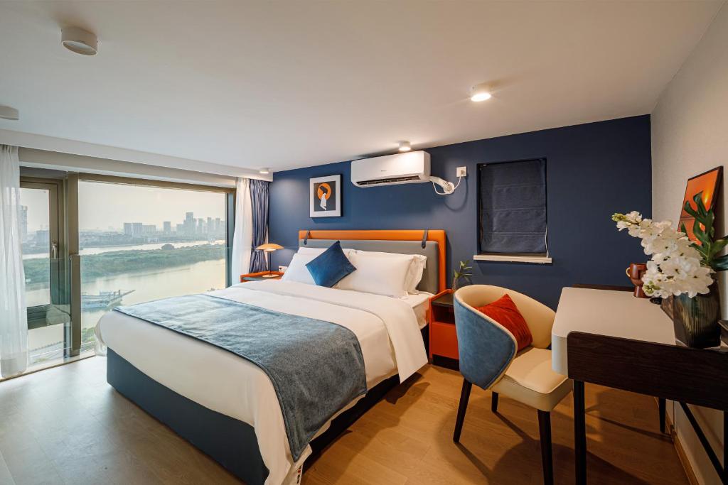 Postel nebo postele na pokoji v ubytování Livetour Hotel Sanxi Metro Guangzhou