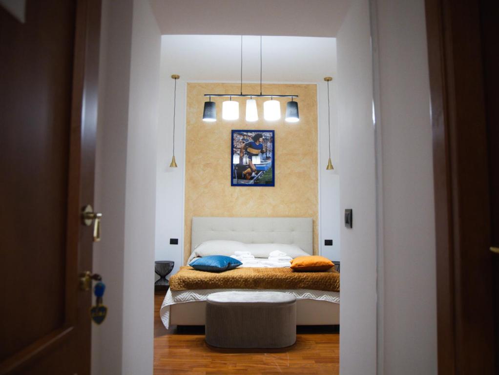 a bedroom with a bed and a table in a room at Residence El Diez in Naples