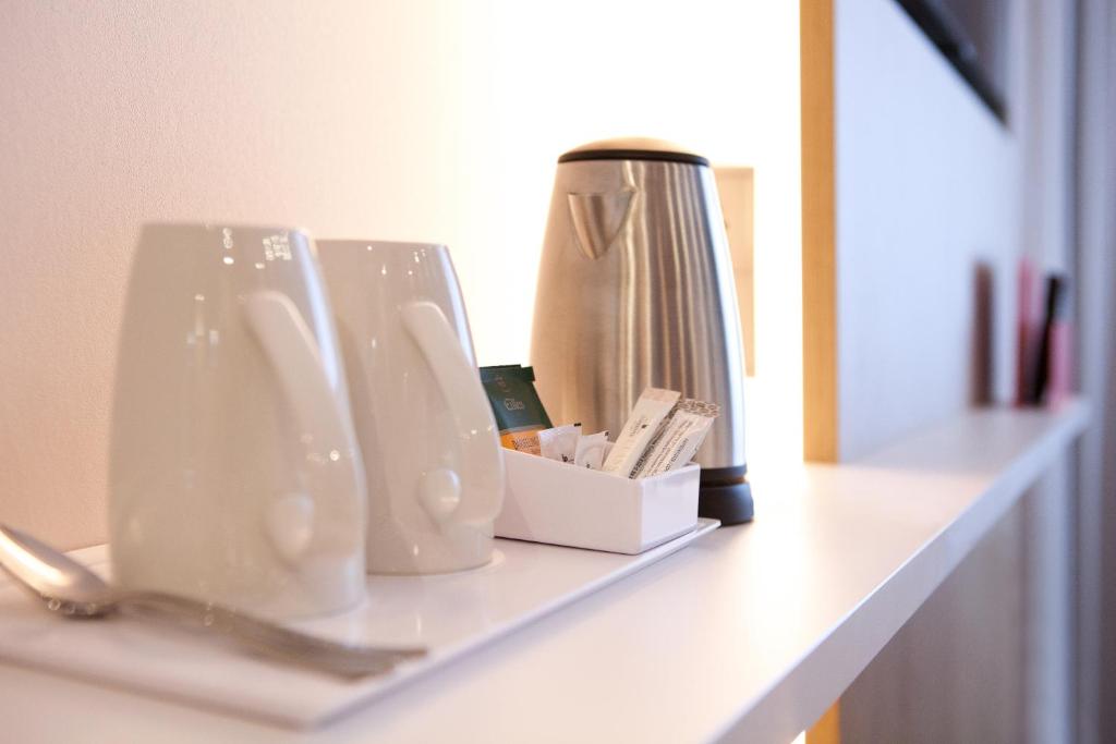 Příslušenství pro přípravu čaje a kávy v ubytování Holiday Inn Express Fürth by IHG