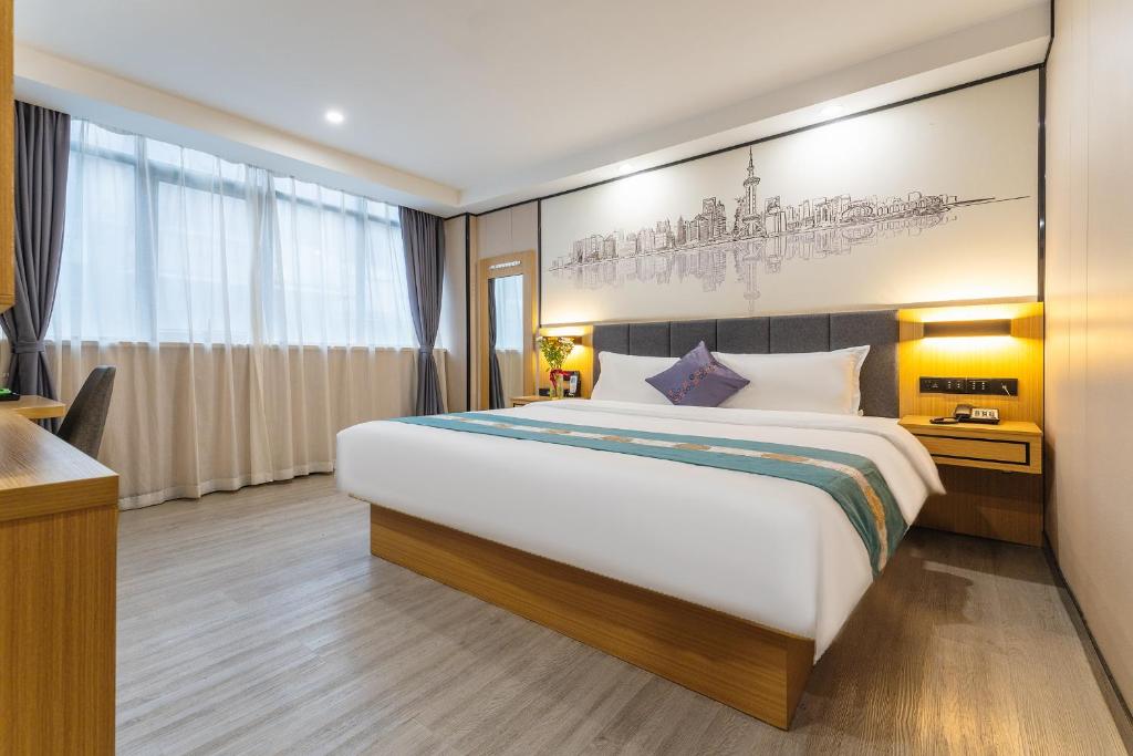 een slaapkamer met een groot bed in een kamer bij Amemouillage Inn - Guangzhou Railway Station Xicun Metro Station in Guangzhou