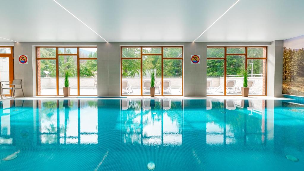 Bazén v ubytovaní SZKLARSKA VIEW Luxury Apartment Jacuzzi alebo v jeho blízkosti