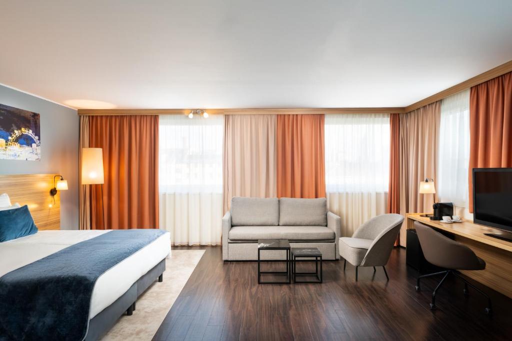 Una televisión o centro de entretenimiento en Leonardo Hotel Vienna Schönbrunn