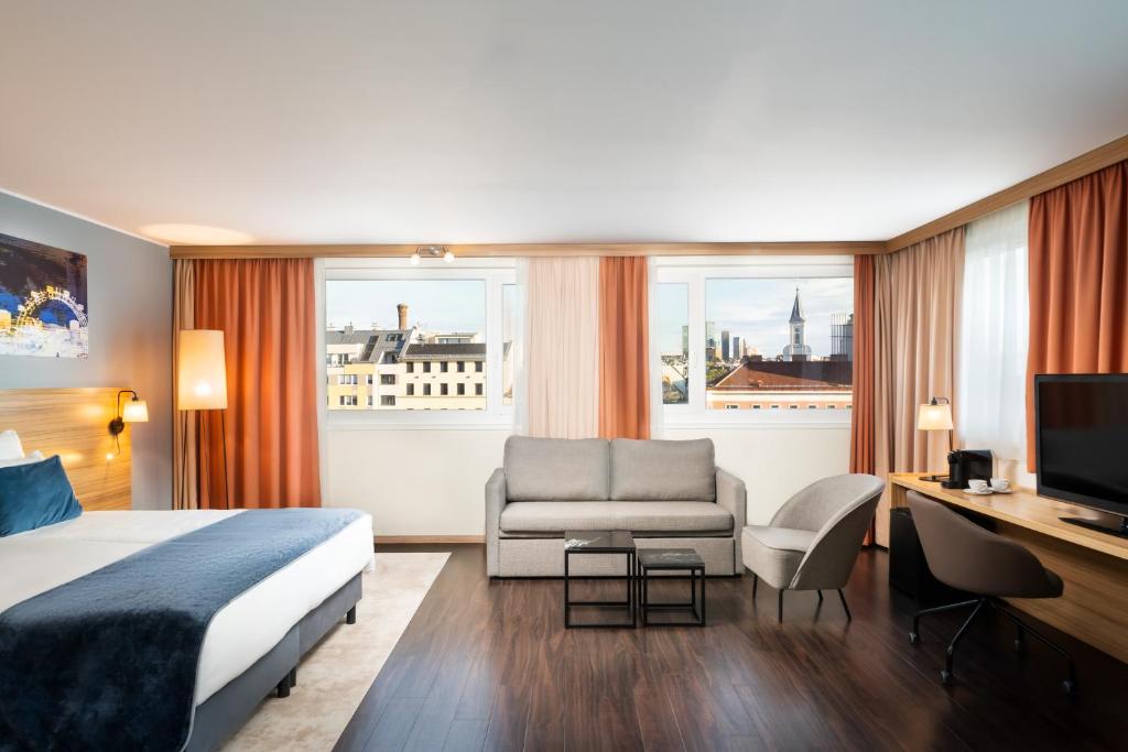 Una televisión o centro de entretenimiento en Leonardo Hotel Vienna Schönbrunn