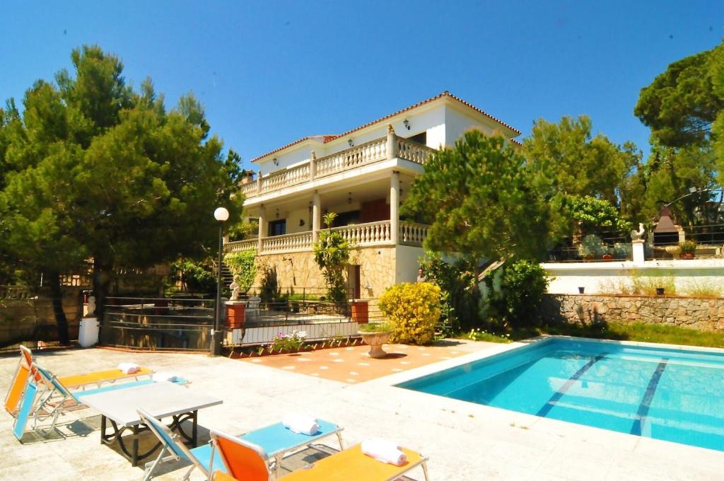 una villa con piscina e una casa di Amazing House In Costa Brava a Santa Susanna