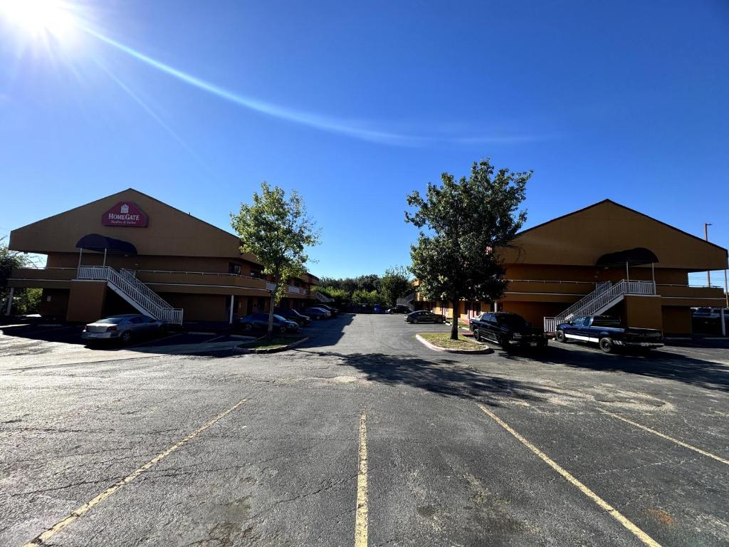 un aparcamiento vacío frente a un edificio en Homegate Studio and Suites San Antonio en San Antonio