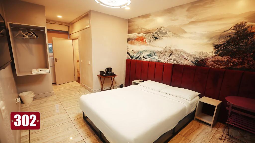 - une chambre avec un lit et une peinture murale dans l'établissement Shut Eyes, à Londres