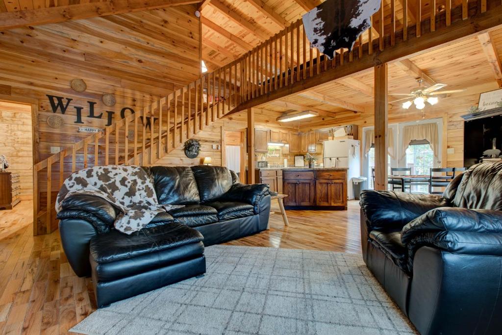 sala de estar con 2 sofás de cuero y cocina en The Willow Family Friendly country cabin Red River Gorge en Ravenna