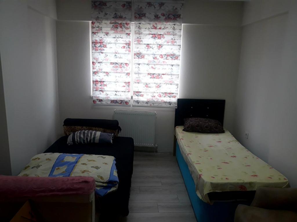 ブルサにあるI can hostのベッド2台と窓が備わる小さな客室です。
