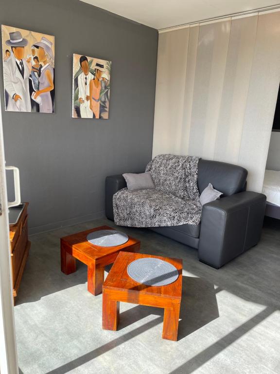 uma sala de estar com um sofá e uma mesa em Appartement Studio 35 m2 face à l'Ocean em Saint-Brévin-les-Pins