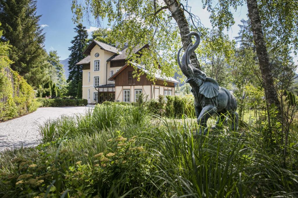 una estatua de un elefante delante de una casa en Villa Rosen der Villa Liechtenstein, en Altaussee