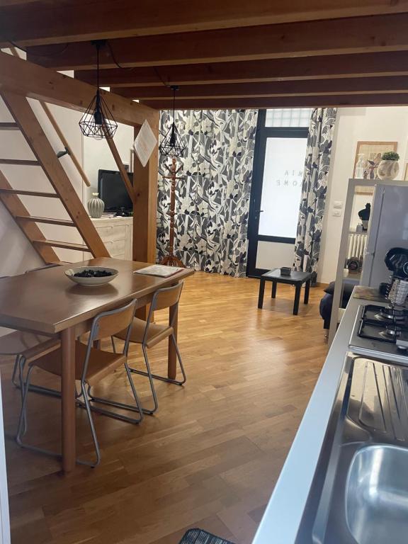 Kuchyňa alebo kuchynka v ubytovaní Mia Home