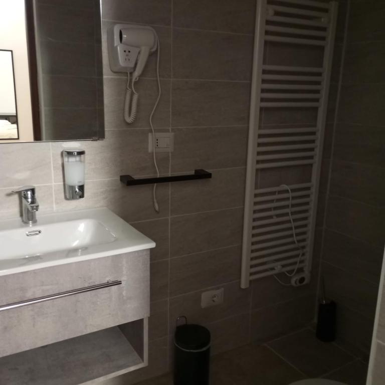 VILLA VIOLA B & B - Chambre Simple Avec Salle De Bain Privée