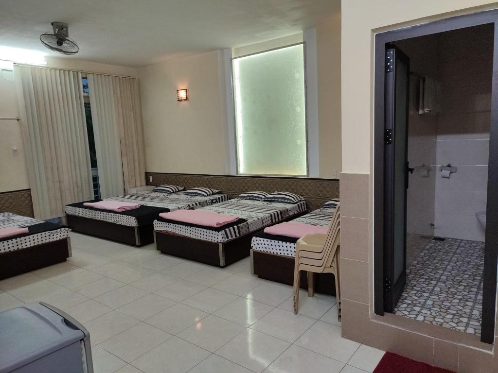 En eller flere senger på et rom på Nhà nghỉ 218