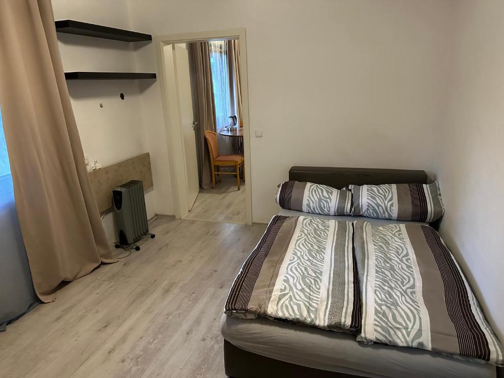 ein Schlafzimmer mit einem Bett und einem Stuhl darin in der Unterkunft Wohnung in Sankt Englmar Nr 415 in Sankt Englmar