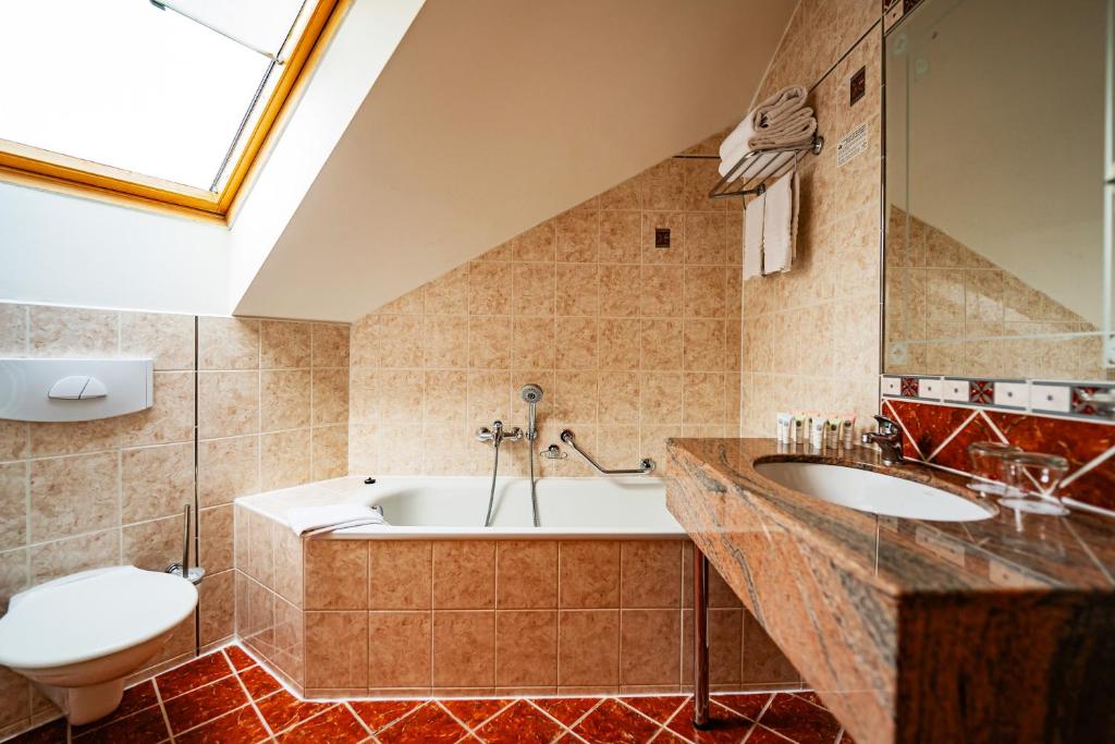 Koupelna v ubytování Hotel U Divadla - Czech Leading Hotels