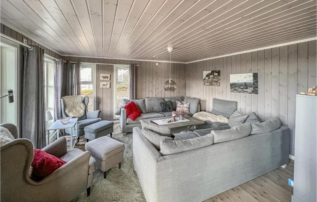 Cozy Home In Svingvoll With Wifi tesisinde bir oturma alanı