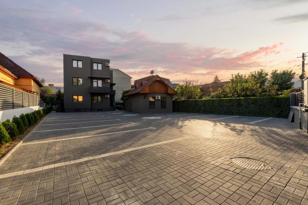 Východ nebo západ slunce při pohledu z aparthotelu nebo okolí