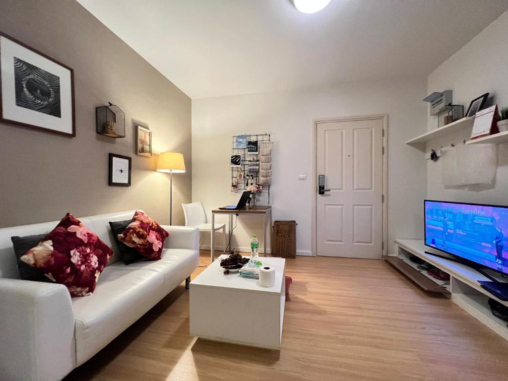 TV a/nebo společenská místnost v ubytování Baan Kiang Fah by Thita Sea View