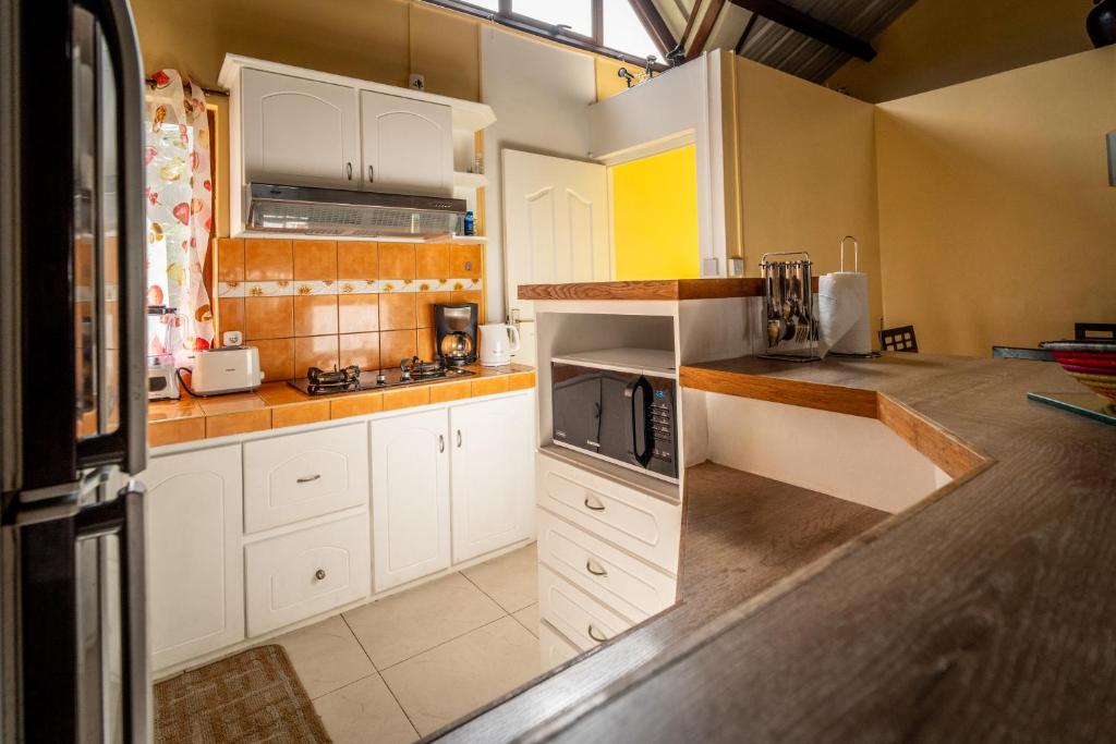 Kuchyň nebo kuchyňský kout v ubytování Charming Condo