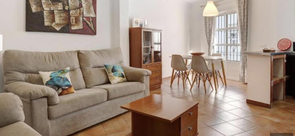 salon z kanapą i stołem w obiekcie Apartamento Machado Vejer w mieście Vejer de la Frontera