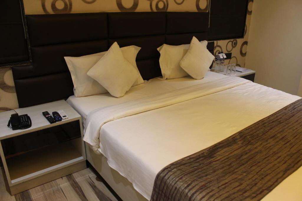 Postel nebo postele na pokoji v ubytování Hotel Hardik Palacio