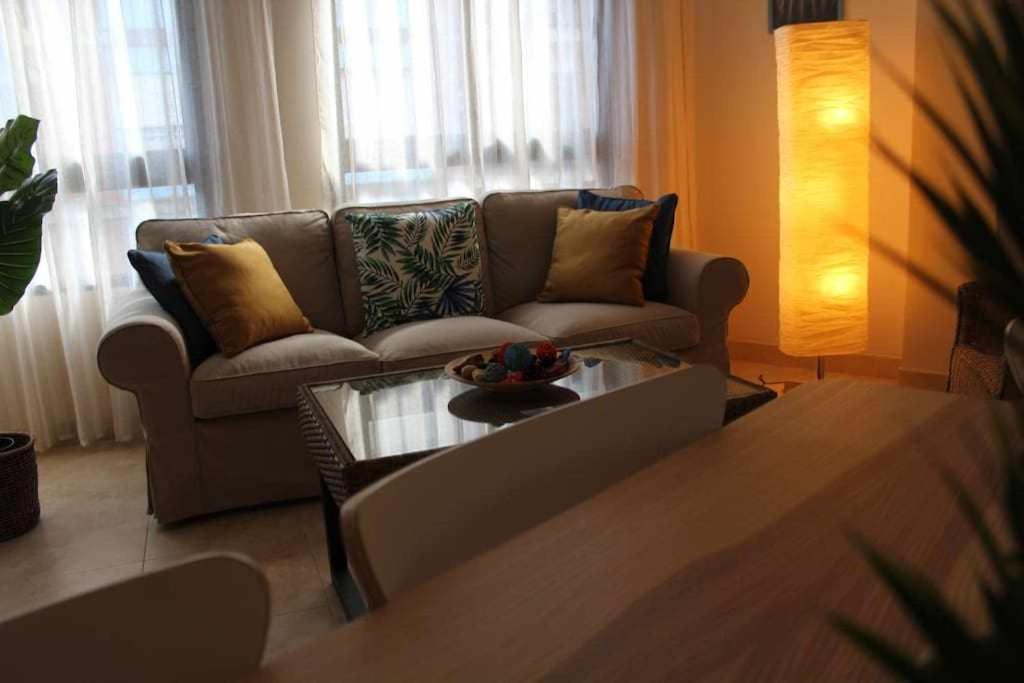 un soggiorno con divano e tavolino da caffè di Encanto Mediterráneo with Airco a Oliva