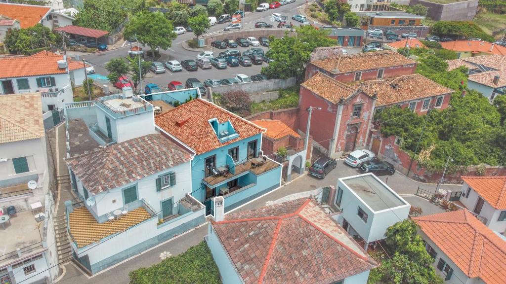una vista aérea de una ciudad con casas en Buzz Apartment, en Jardim do Mar