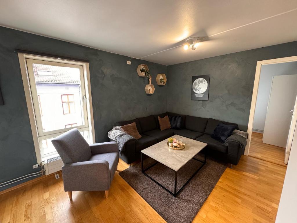 uma sala de estar com um sofá e uma mesa em Super Central 3-bedroom apartment em Oslo