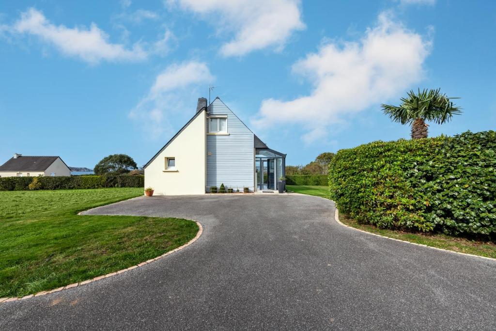 a driveway leading to a white house at Meublé De Tourisme Acanthe in Camaret-sur-Mer