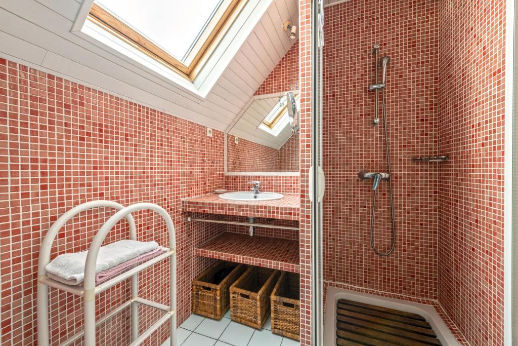 a bathroom with a shower and a sink and a glass shower at Meublé De Tourisme Acanthe in Camaret-sur-Mer