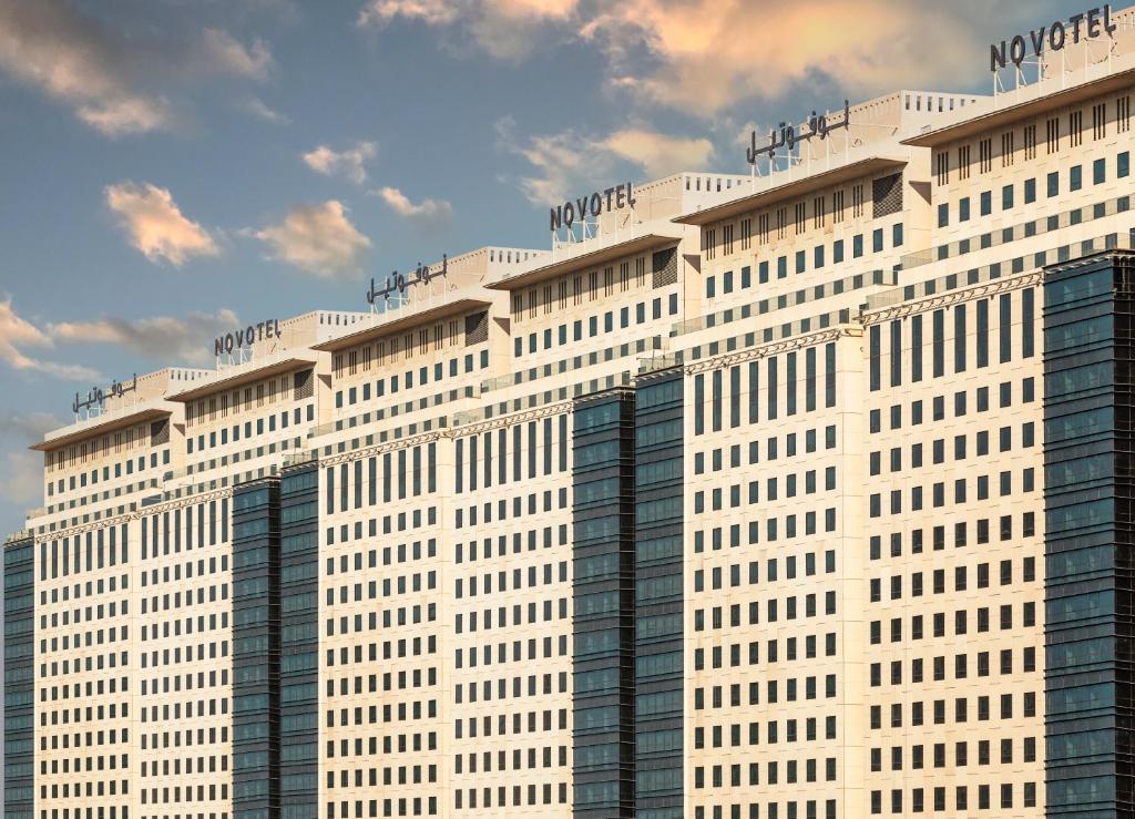 um edifício branco com o nome de um hotel em Novotel Makkah Thakher City em Meca