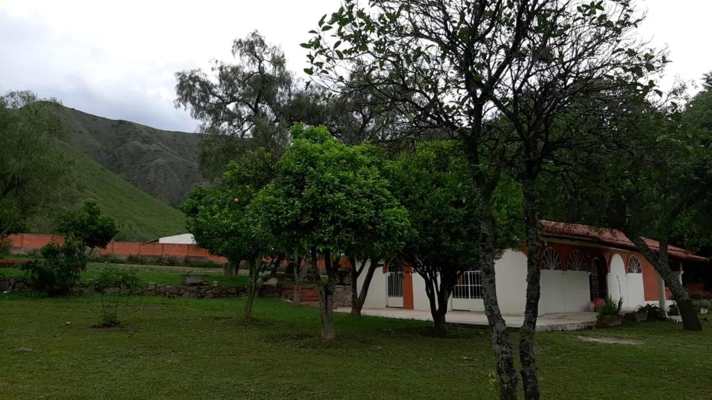 un gruppo di alberi davanti a una casa di Cabañita Villa Bella Tarija a Tarija