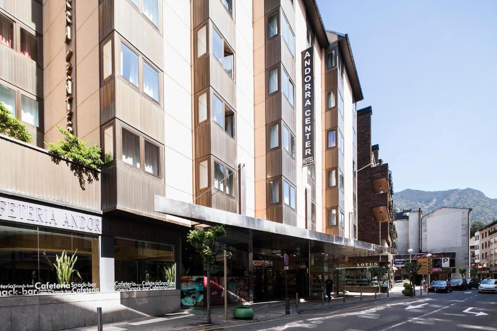 un grand bâtiment dans une rue de la ville avec une rue dans l'établissement Hotel Best Andorra Center, à Andorre-la-Vieille