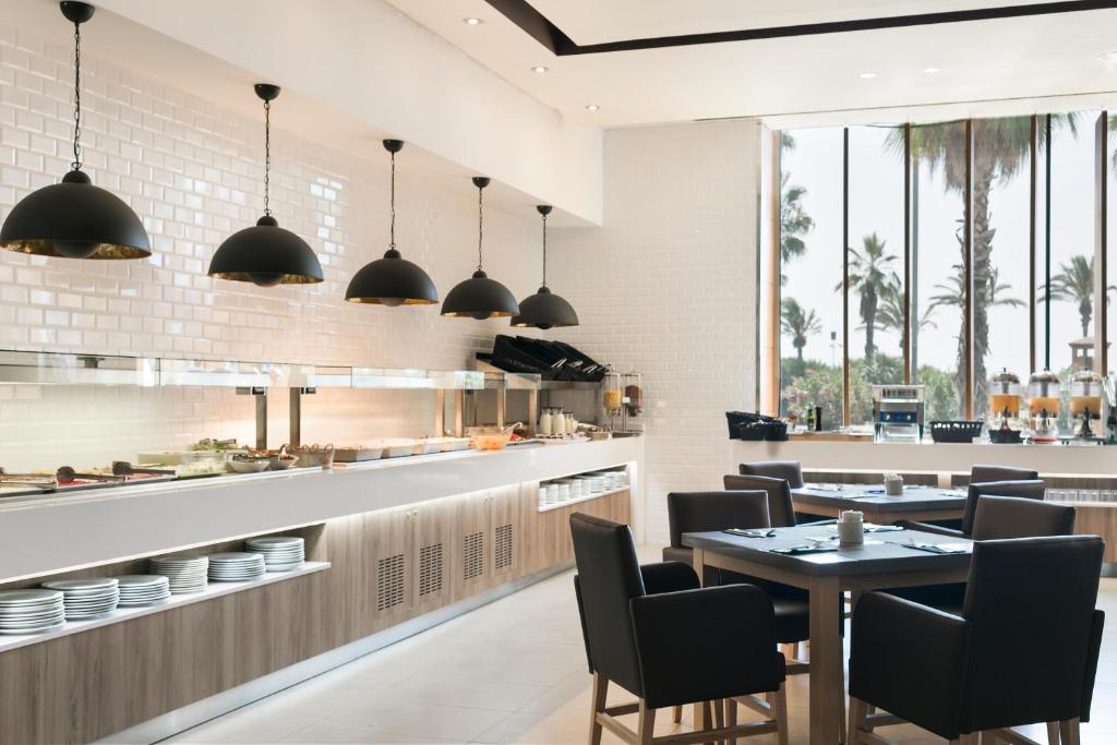 Reštaurácia alebo iné gastronomické zariadenie v ubytovaní Hotel Best Front Maritim