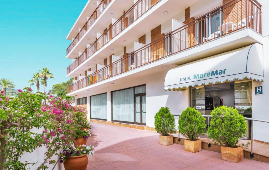 un edificio con plantas delante de él en Hotel Moremar by ALEGRIA, en Lloret de Mar