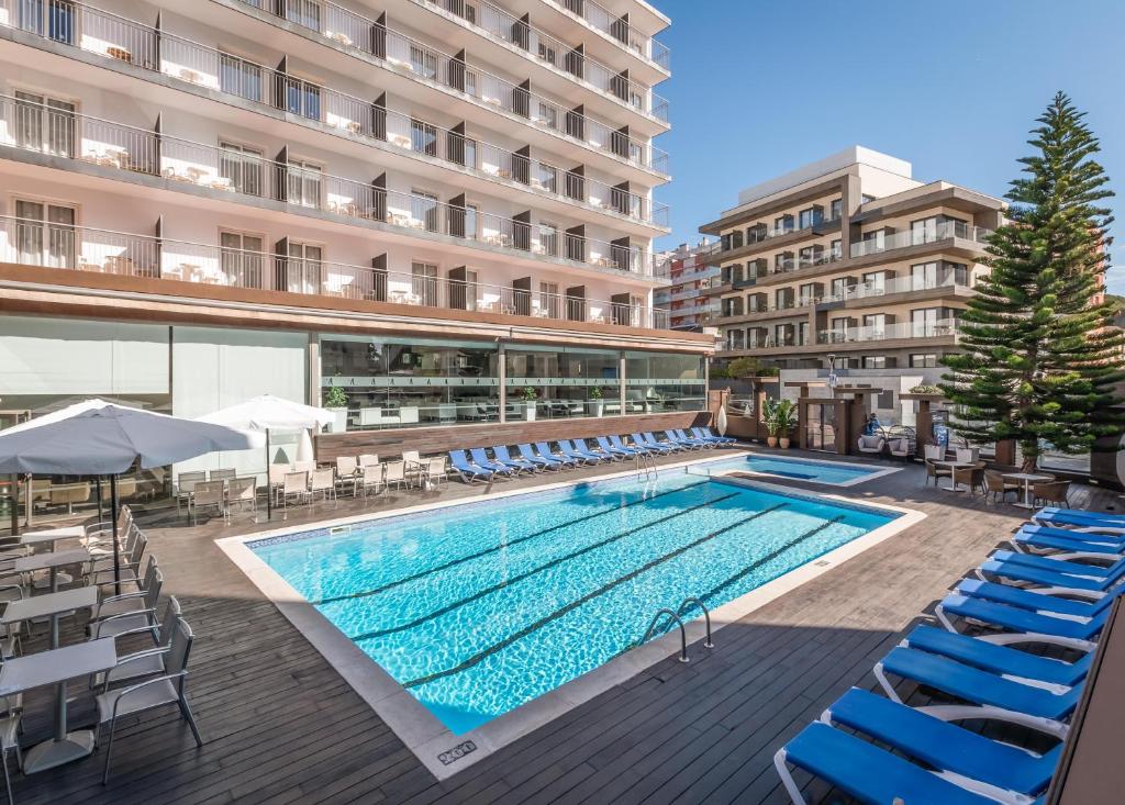 a swimming pool in front of a building at ALEGRIA Mariner in Lloret de Mar