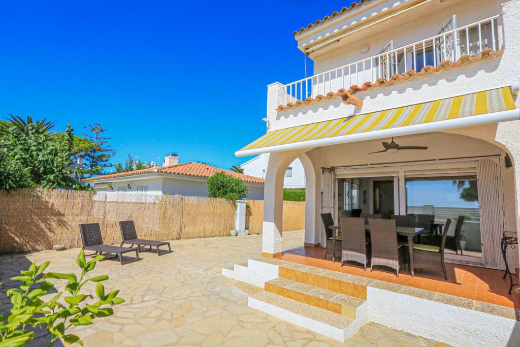 Balkón alebo terasa v ubytovaní LITORAL COSTA DORADA - VILLA LAURA II Only families