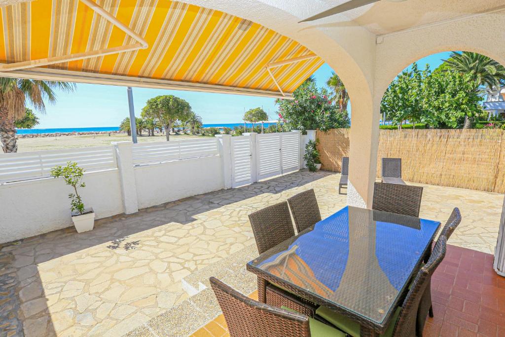 Balkón alebo terasa v ubytovaní LITORAL COSTA DORADA - VILLA LAURA II Only families